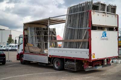 Camion Crépi Centre chargé d’échafaudage sur un parking de chantier