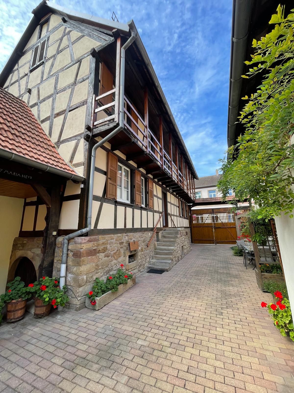 Façade alsacienne à Haguenau avec enduit sable et colombages bruns, teintes conformes au PLUi