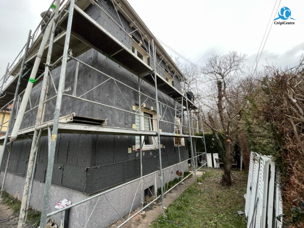 Raccord entre le débord de toit et une façade isolée par l'extérieur, avec reprise de rive